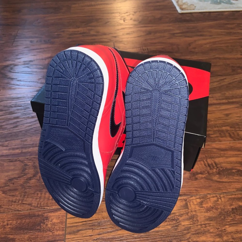 Nike Air Jordan 1 Retro High OG NEVER WORN - Picture 2 of 5